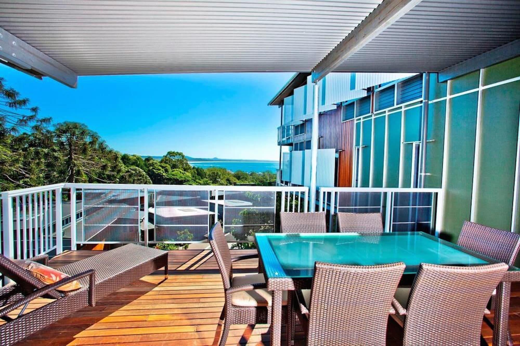 Peppers Noosa Resort And Villas Екстер'єр фото A balcony with a louvred roof