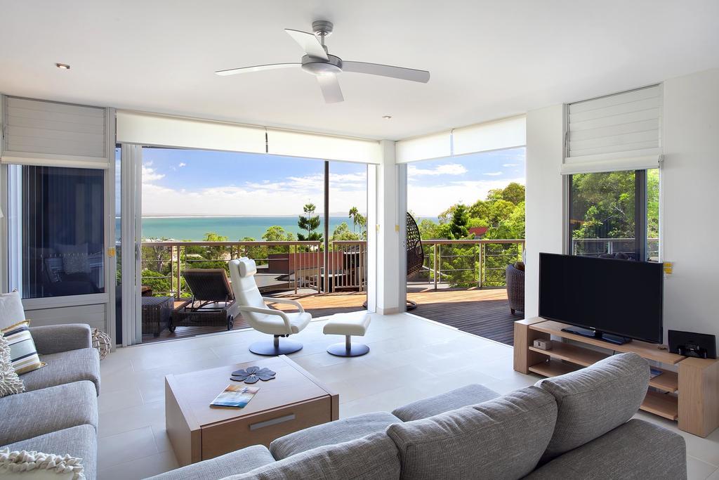 Peppers Noosa Resort And Villas Екстер'єр фото A living room with a ceiling fan