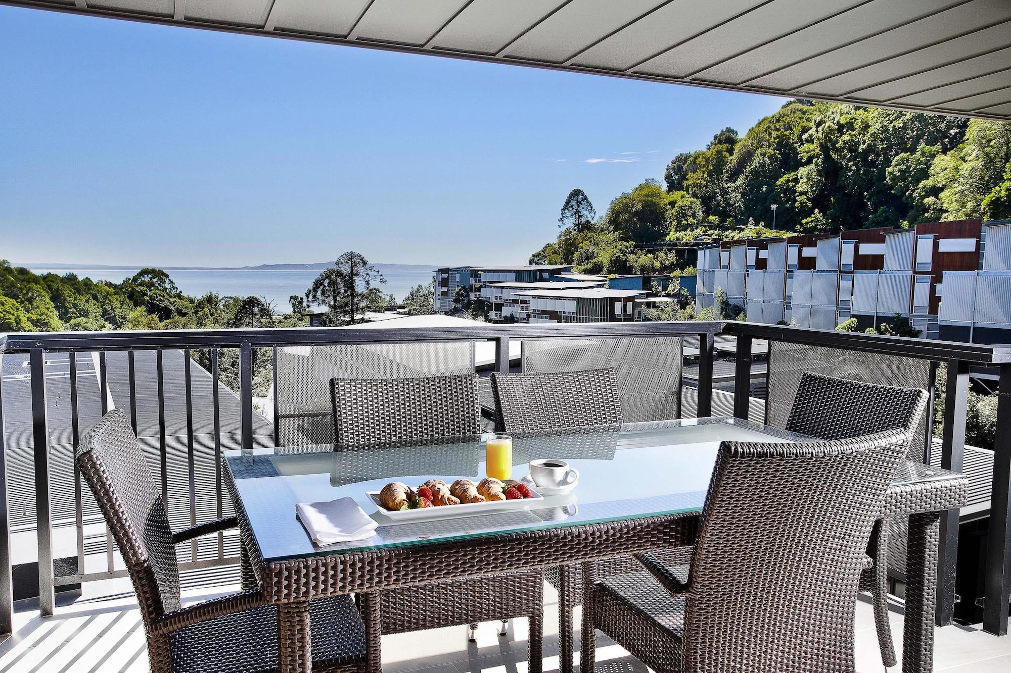 Peppers Noosa Resort And Villas Екстер'єр фото A balcony with a retractable awning